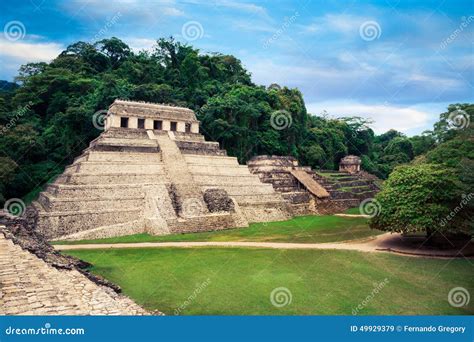 La Torre De Observación Del Palacio En Palenque Ciudad Del Maya En