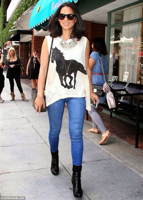 Fashion Scoop Olivia Munn The Jeans And Novelty Top Done Brilliantly
