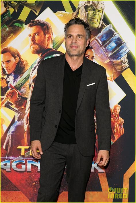 Chris Hemsworth And Mark Ruffalo Buddy Up For Thor Ragnarok Screening