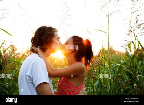 pareja besandose fotografías e imágenes de alta resolución alamy