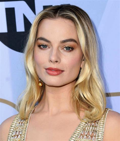 Margot Robbie Cleavage For Awards In La Scandal Planet