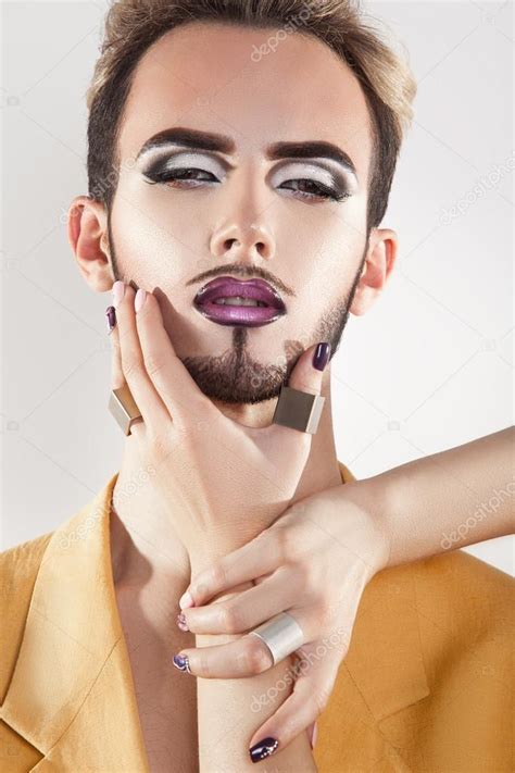 Modisches Schwules Model Mit Bart Und Magenta Make Up Stockfotografie