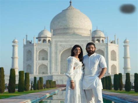 Allu Arjun Celebrates Anniversary At Taj Mahal With Wife Sneha