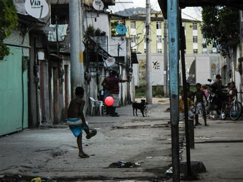 nella favela di rio il fotoreportage è dei bambini la repubblica