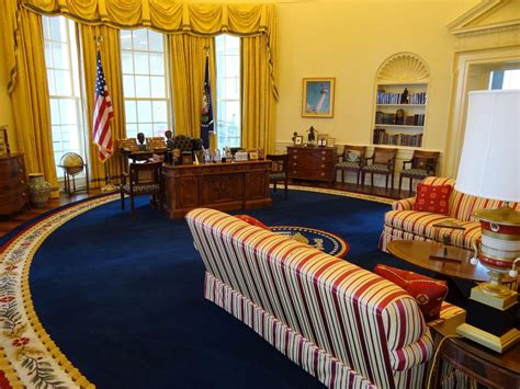 The private office of the president of the us, a large oval room in the white house | meaning, pronunciation, translations and examples. Could Russians In Oval Office Have Bugged The Trump White ...