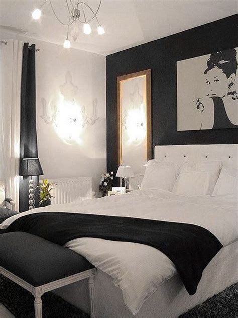 The strong neutrals serve as a solid backdrop for so many textures and decor styles. Small Glamorous Black | Idée chambre, Inspiration chambre ...