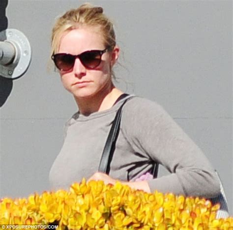Kristen Bell Goes For A Relaxed Look With No Make Up And Cosy Clothes
