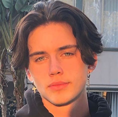 Pin By 𝖋𝖆𝖑𝖑𝖊𝖓 𝖆𝖓𝖌𝖊𝖑 On Boys Middle Part Hairstyles Middle Part