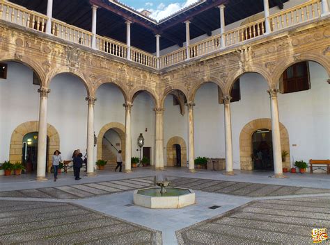 Esta pareja no será del agrado de la familia del joven. Foto: Patio de los Inocentes en Antiguo Hospital Real ...
