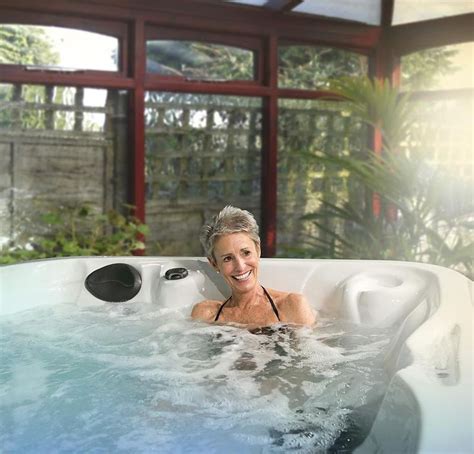 Instant Détente En Hiver Dans Un Spa Type Jacuzzi Irrijardin Spa Relaxation Bienetre