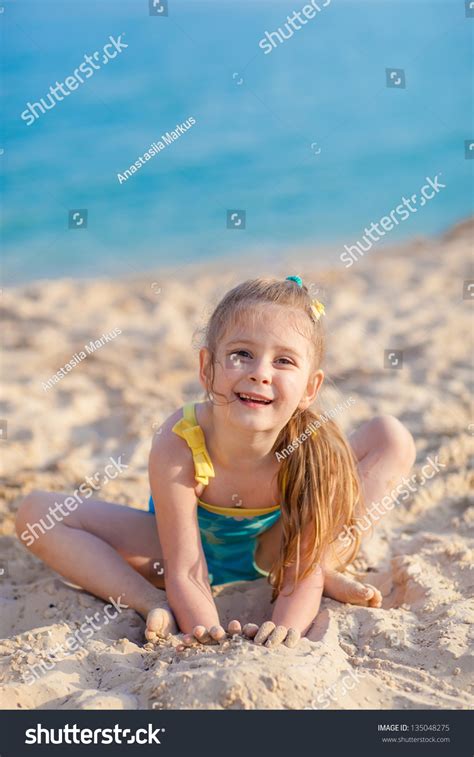 Photo De Stock Little Girl Playing On Sand Beach 135048275 Shutterstock