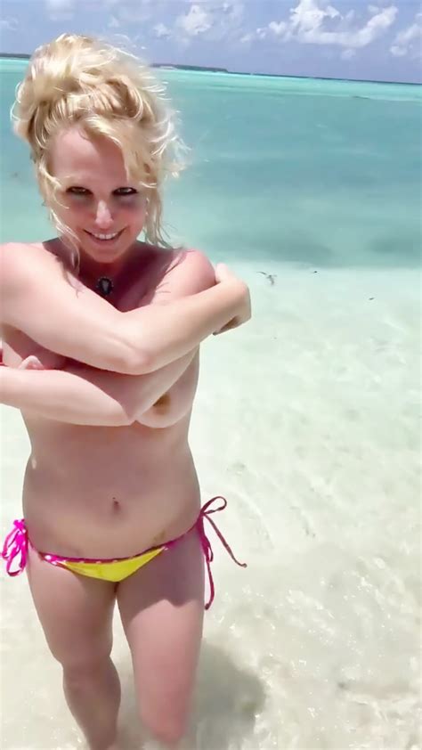 Britney Spears Nude Topless On Beach Tits 13 Pics EverydayCum