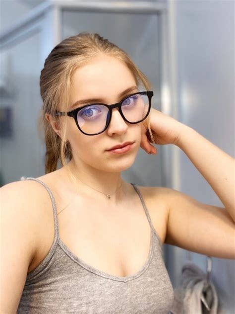 Girls In Glasses 34 Pics
