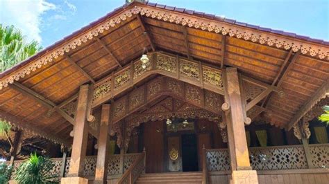 Bangunan rumah adat ini digunakan sebagai tempat para purwatin (penyeimbang adat) untuk berkumpul untuk bermusyawarah. 3+ Rumah Adat Lampung (NAMA, GAMBAR, PENJELASAN)