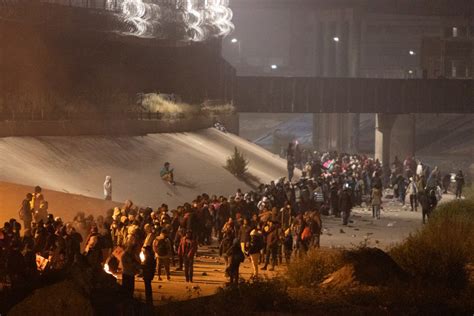 Large Migrant Group Crosses Rio Grande From Juárez Into El Paso