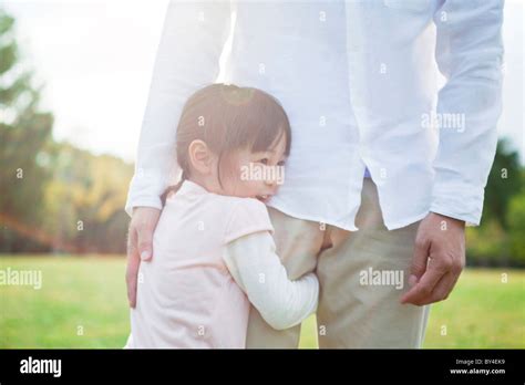 Chica Abrazando La Pierna Del Padre Fotografía De Stock Alamy