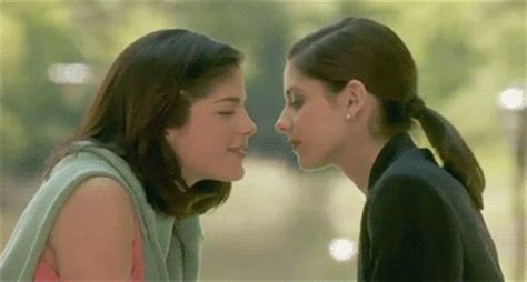 Cruel Intentions Introduced Us To The Woman On Woman Kiss Pop Culture Moments That Taught