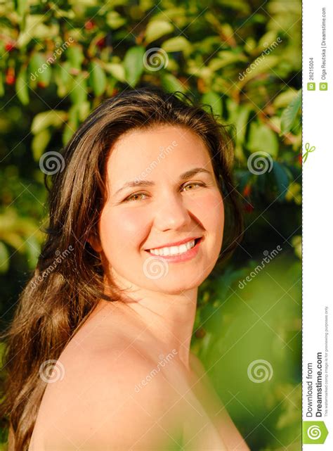 绿色叶子的新美丽的妇女 库存照片 图片 包括有 照亮 白种人 成人 概念 有吸引力的 耳朵 保险开关