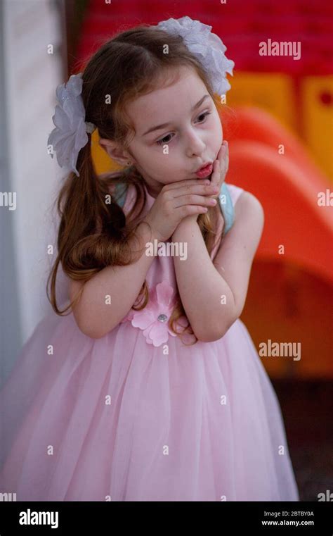 Jolie petite fille de cinq ans vêtu d une robe de princesse rose