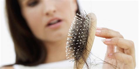 How To Tell The Difference Between Dry Scalp And Dandruff