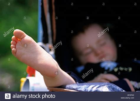 Schlafend Im Kinderwagen Fotos Und Bildmaterial In Hoher Auflösung Alamy
