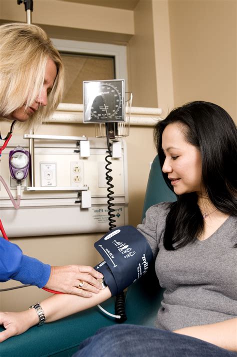 Imagem Gratuita Fêmea Enfermeira Processo Conduzindo Sangue