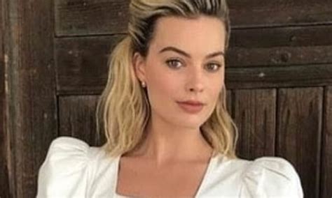 Margot Robbie Admits Her Friends Wont Let Her In The Kitchen After She