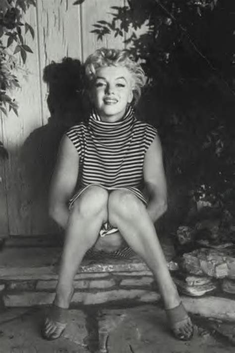 marilyn monroe en robe rayée pendant l été 1954 sous l objectif du photographe ted baron