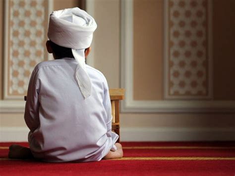 Anak Kecil Yang Belum Balig Menjadi Imam Salat Wahdah Islamiyah