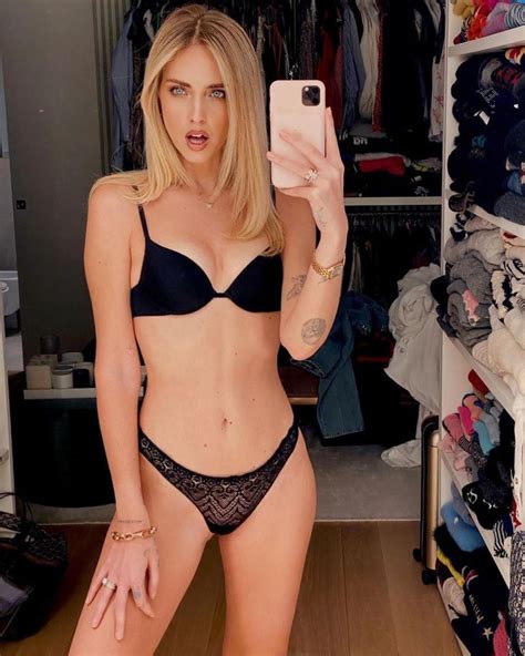 Chiara Ferragni New Selfie In Sexy Lingerie Showing Nice Cleavage In Just A Black Bra And
