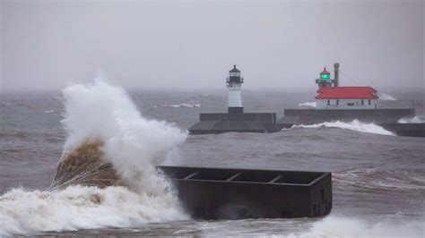 Photos Big Lake Superior Waves Cause Flooding In Duluth Mpr News