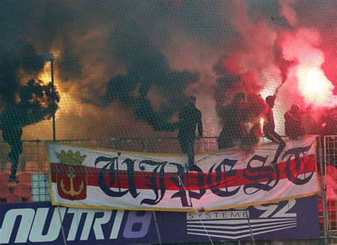 Zseniális élőképek voltak a derbi előtt, a videó a linkre kattintva érhető el. Derbi: látványos szurkolással hangolt az Újpest Ultras ...
