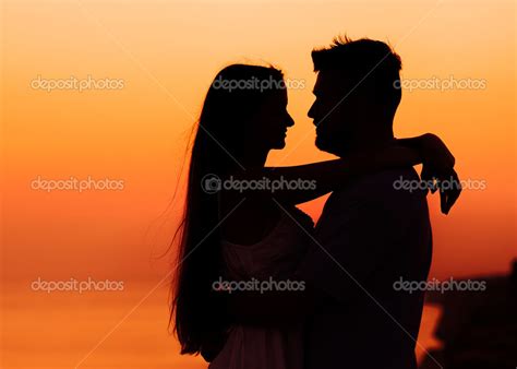 a imagem de duas pessoas apaixonadas ao pôr do sol — fotografias de stock © osons163 32623503