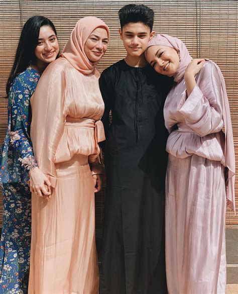 Bagi sesiapa yang hati tisu, dilarang menonton prank ini. Pakai Design Baju Raya Sama Dengan Mak, Peminat Puji ...