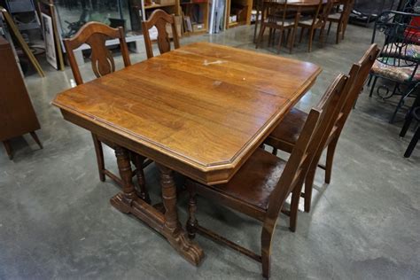 Our pedestals come in many different sizes to accommodate your table top. ANTIQUE TRESTLE BASE DINING TABLE W/ 4 CHAIRS - Big Valley Auction