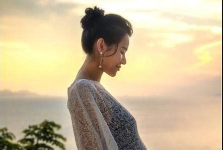 The site owner hides the web page description. 胡杏儿晒泳装孕肚照爱意满满 已准备好再次当妈_凤凰网