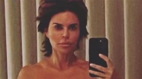 Lisa Rinna Starts New Year Off Fresh In Daring Naked Selfie The Cairns Post