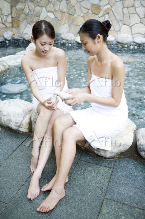 Two Naked Young Women With Towel Sitting By Pool Talking 4875854 の写真