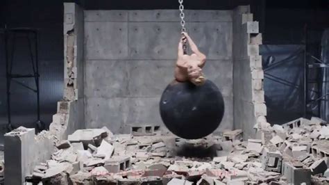 Miley Cyrus Wrecking Ball Sub Español Youtube