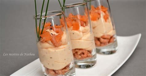 Soupe froide de betteraves relevée au vinaigre de xérès servie en verrine, accompagnée d'un biscuit croustillant de parmesan. Des petites verrines très simples et rapides à réaliser ...