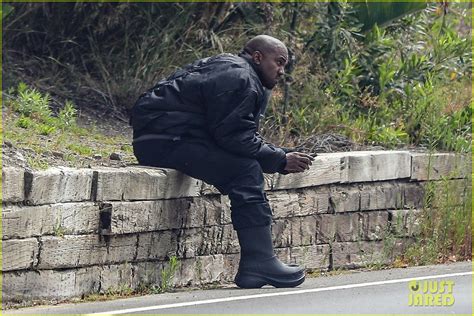 Photo Kanye West Checks Out The Renovations At His House In Malibu 18