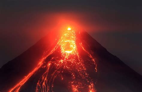 Gunung guntur merupakan gunung berapi, terletak di desa pasawahan, kecamatan tarogong kaler, kabupaten garut. Pemandangan Lelehan Lava Gunung Mayon di Malam Hari