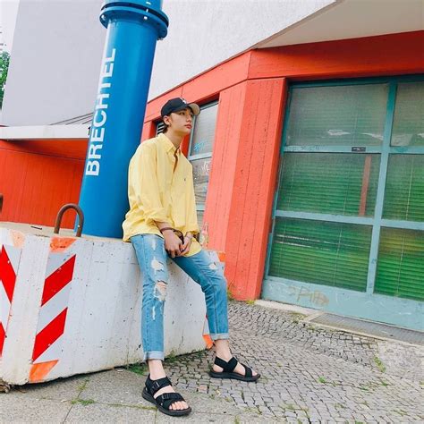 Here's Stray Kids Hyunjin's Yellow-est Airport Fashion ...