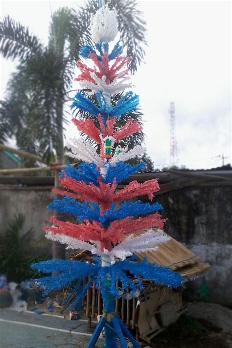 17 pohon natal paling kreatif, bisa buat referensi natalmu. Kreasi Pohon Natal dengan Bahan Sampah Plastik: Pohon ...