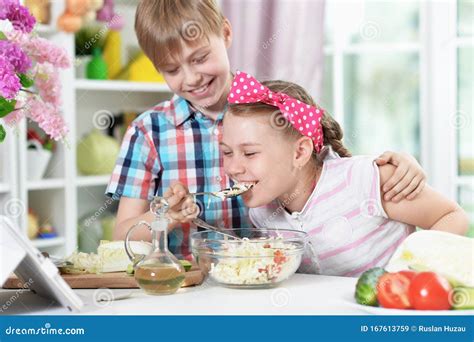 Kute Broer En Zus Die Samen Koken In De Keuken Stock Afbeelding Image