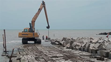 Pt Aura Sinar Baru Kerjakan Pembuatan Jalan Di Sekitar Pantai Indramayunewsid