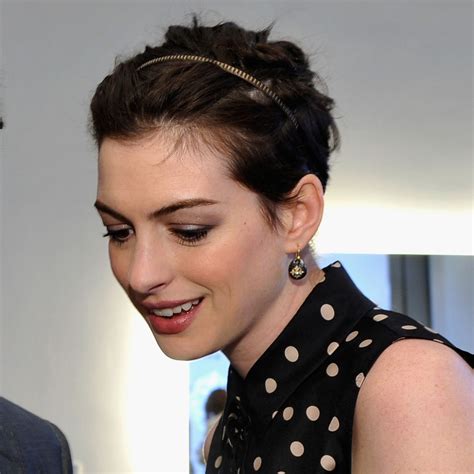 Anne Hathaway Uses A Headband To Create A Cute Hairstyle