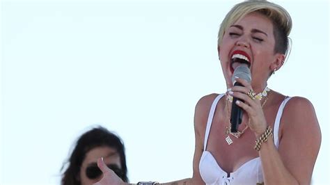 Miley Cyrus Breaks Down During First ‘post Liam Performance