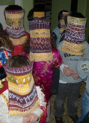 Les ethnies baga limba et toma de guinée possèdent de nombreux masques africains, leur art est très diversifié de la sculpture du masque aux statuaires. fabriquer_masque_africain école maternelle (avec images ...