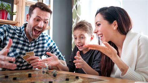 Por otra parte, exige la coordinación motora fina y la elaboración de estrategias secuenciales. Descubre los beneficios de jugar juegos de mesa con tus hijos